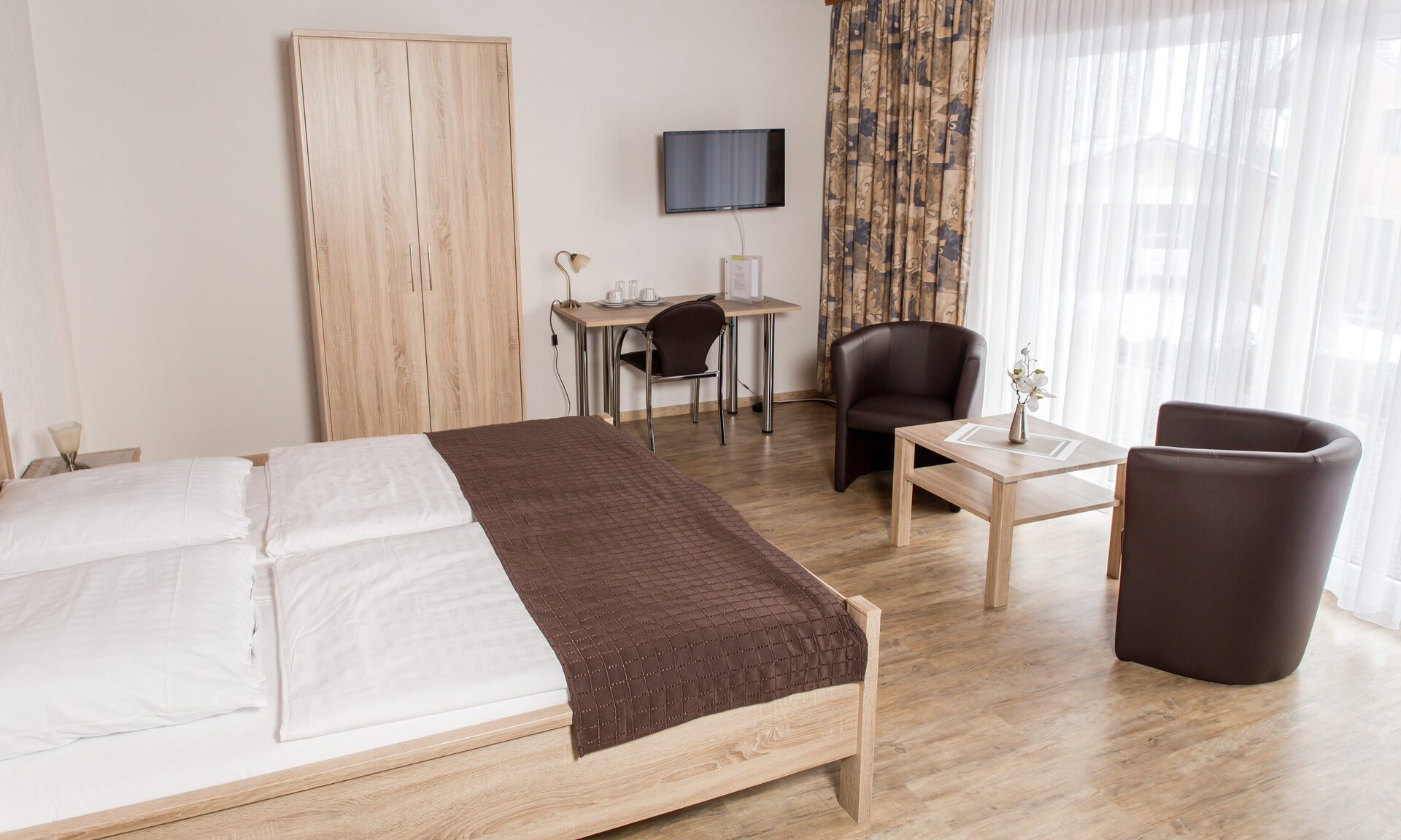 Ein schlicht eingerichtetes Hotelzimmer im Hohenauer Hof