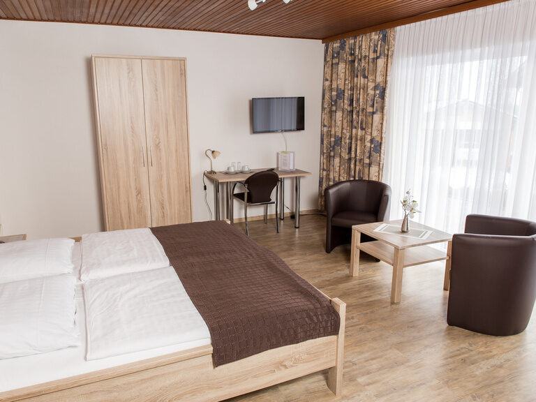 Ein schlicht eingerichtetes Hotelzimmer im Hohenauer Hof