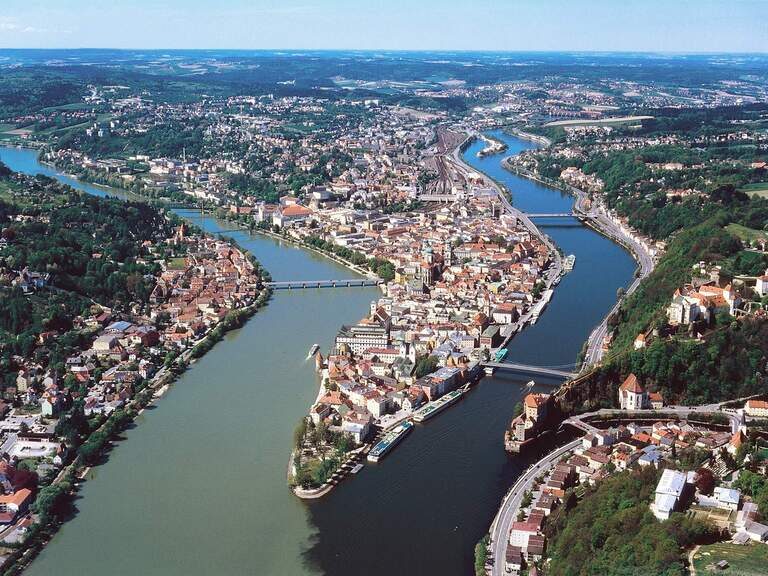 Die Luftaufnahme fängt Passaus einzigartige Kombination aus Flusslauf und historischer Stadtplanung ein.