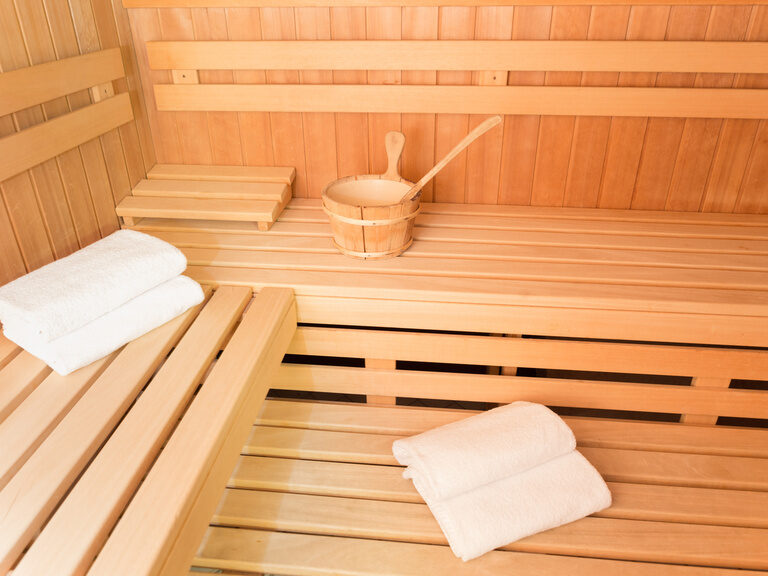Eine hölzerne Sauna im Hohenauer Hof.